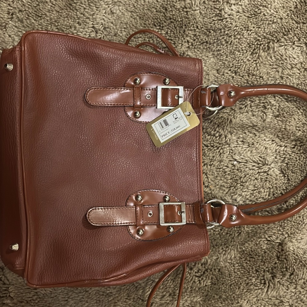 Hello, today I’m selling this cute little brown bag, it is in great conditions!